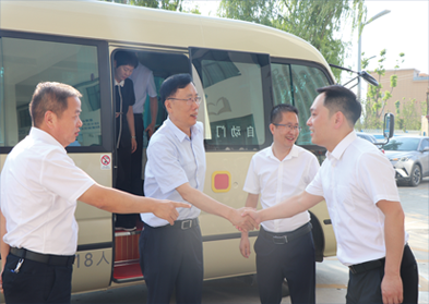 省政協(xié)副主席魏增軍一行青創(chuàng)協(xié)會(huì)委員工作室調(diào)研指導(dǎo)工作。安康市政協(xié)主席周建功、安康市委常委、副市長(zhǎng)陳暉陪同調(diào)研