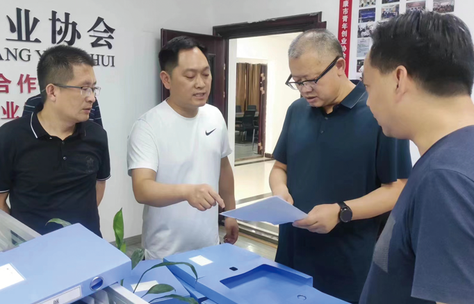 安康市政協(xié)秘書長丁關(guān)軍，副秘 書長、辦公室主任蔣軍調(diào)研指導(dǎo)青 創(chuàng)協(xié)會委員工作室，市政協(xié)委員、 公司總經(jīng)理李德奎做匯報介紹